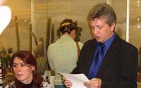 Викторину для посетителей выставки проводит Д. Дёмин.